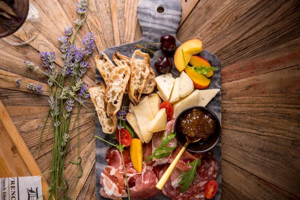 Tavola Marmo Con Carne Assortita Formaggio Pane Con Marmellata — Foto Stock