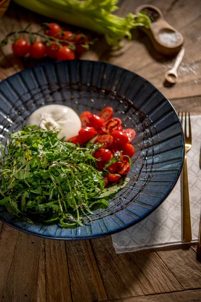 Pomodori Ciliegini Tagliati Rucola Mozzarella Serviti Piatto Nero — Foto Stock