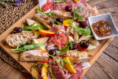 Ahşap tahtada, reçelli ve meyveli harika antipasti.