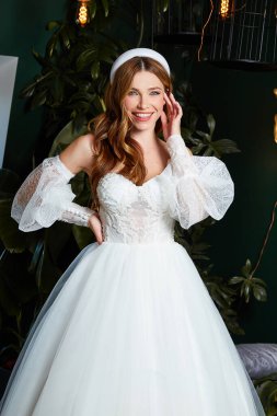 Güzel, narin, genç bir kadın, seksi esmer gelin, beyaz gelinlik dantelli şifon yaz mutluluğu damadı bekliyor, düğün makyajından önce aksesuar gülümsemesi..