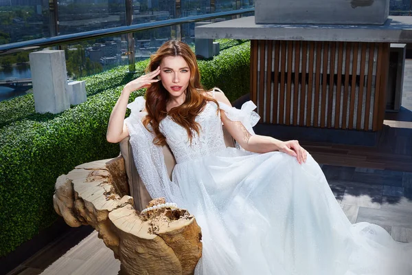 Mooie Tedere Jonge Vrouw Sexy Brunette Bruid Een Luxe Witte — Stockfoto