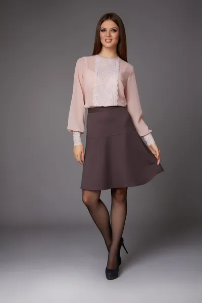 Mooie zakenvrouw met avond make-up dragen een rok aan de knie een zijde blouse met kant lange mouwen en schoenen met hoge hakken en een kleine zwarte handtas, zakelijke kleding voor vergaderingen en wandelingen — Stockfoto