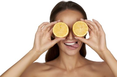 güzel seksi genç kadın ile mükemmel sağlıklı deri ve uzun kahverengi saçlı gün makyaj çıplak omuzlarına portakal limon greyfurt sağlıklı organik gıda diyet kilo kaybı beslenme holding