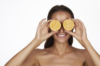 güzel seksi genç kadın ile mükemmel sağlıklı deri ve uzun kahverengi saçlı gün makyaj çıplak omuzlarına portakal limon greyfurt sağlıklı organik gıda diyet kilo kaybı beslenme holding