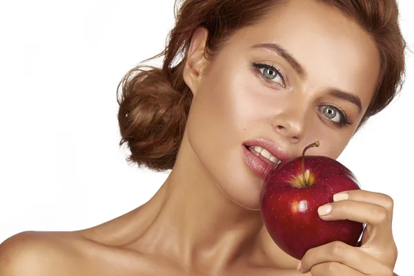 Joven hermosa chica sexy con pelo rizado oscuro, hombros desnudos y cuello, sosteniendo la manzana roja grande para disfrutar del sabor y están a dieta, alimentación saludable y alimentos orgánicos, sensación de tentación, sonrisa, dientes — Foto de Stock