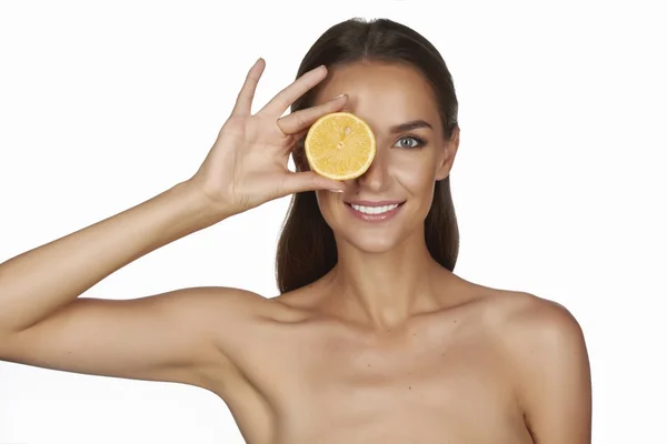 güzel seksi genç kadın ile mükemmel sağlıklı deri ve uzun kahverengi saçlı gün makyaj çıplak omuzlarına portakal limon greyfurt sağlıklı organik gıda diyet kilo kaybı beslenme holding
