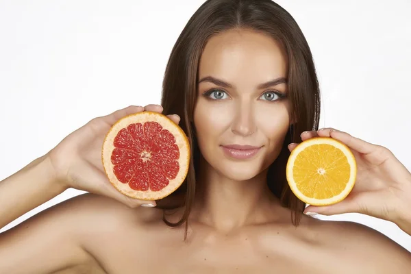 長い茶色の髪日化粧片肌オレンジ レモン グレープ フルーツの健康的な有機食品ダイエット減量の食事を保持するいると完璧な健康的な肌の美しいセクシーな若い女性 — ストック写真