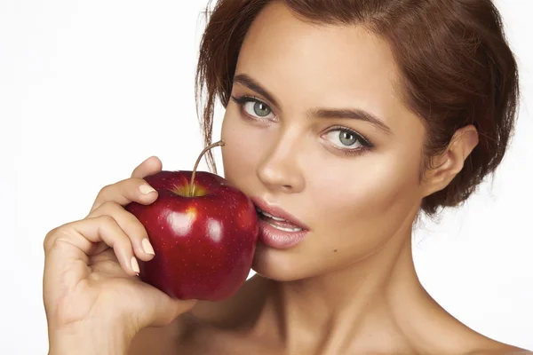 Junge schöne sexy Frau mit dunkel gelockten Haaren, nackten Schultern und Nacken, hält großen roten Apfel, um den Geschmack zu genießen und sind Diät, gesunde Ernährung und Bio-Lebensmittel, Versuchung fühlen, Lächeln, Zähne — Stockfoto