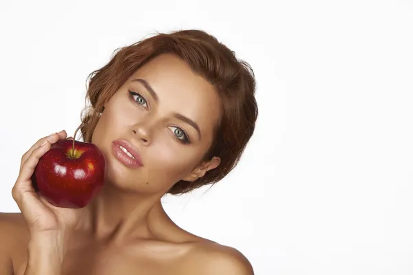 Joven hermosa mujer sexy con pelo rizado oscuro, hombros desnudos y cuello, sosteniendo la manzana roja grande para disfrutar del sabor y están a dieta, alimentación saludable y alimentos orgánicos, sensación de tentación, sonrisa, dientes — Foto de Stock