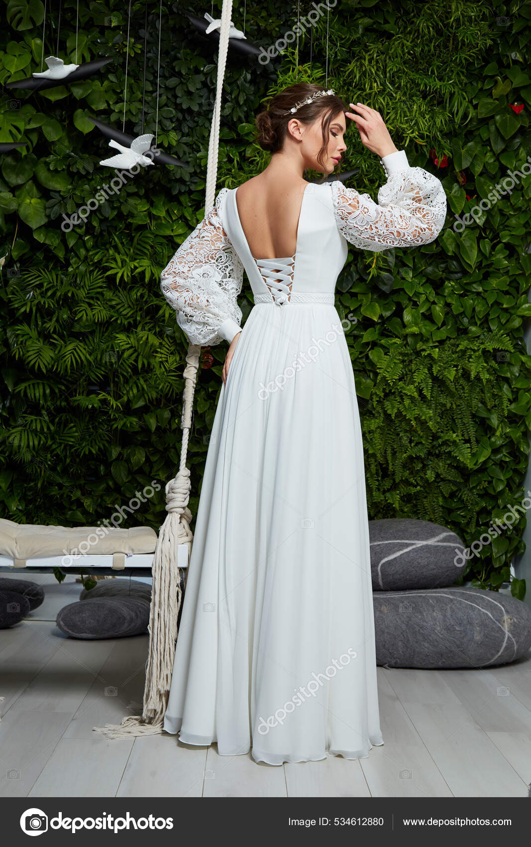 Belle Jeune Femme Jeune Mariee Brune Sexy Dans Une Robe Photo de stock par Iniraswork 534612880