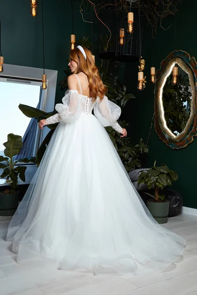 Schöne Zarte Junge Frau Sexy Brünette Braut Einem Luxuriösen Weißen — Stockfoto