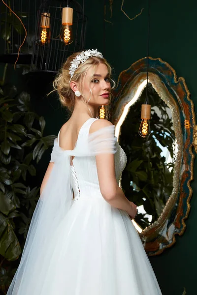 Bella Donna Sposa Modello Moda Capelli Biondi Trucco Luminoso Bella — Foto Stock