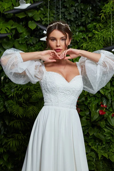 Krásná Jemná Mladá Žena Sexy Brunetka Nevěsta Luxusní Bílé Svatební — Stock fotografie