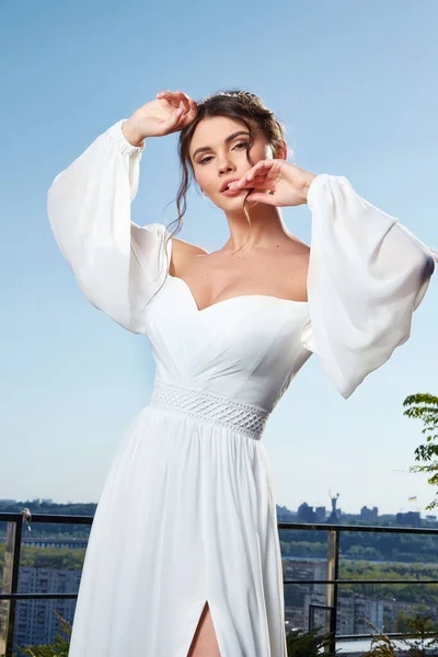 Mooie Tedere Jonge Vrouw Sexy Brunette Bruid Een Luxe Witte — Stockfoto