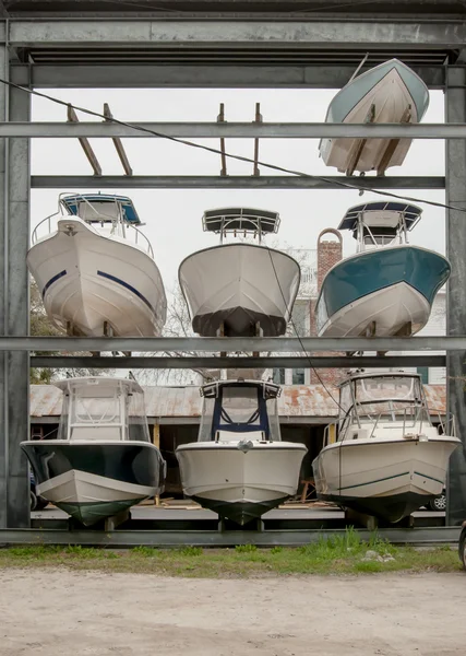 Barcos no armazenamento para o inverno — Fotografia de Stock