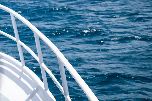 Белый рейлинг через Атлантический океан — стоковое фото