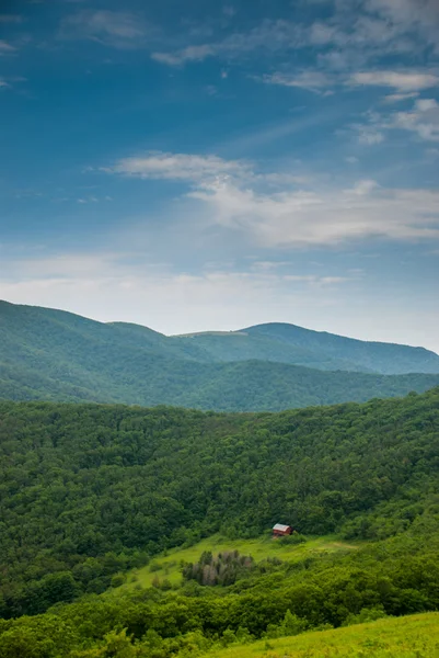 Overmountain Shelter in Distance — Stock Photo, Image