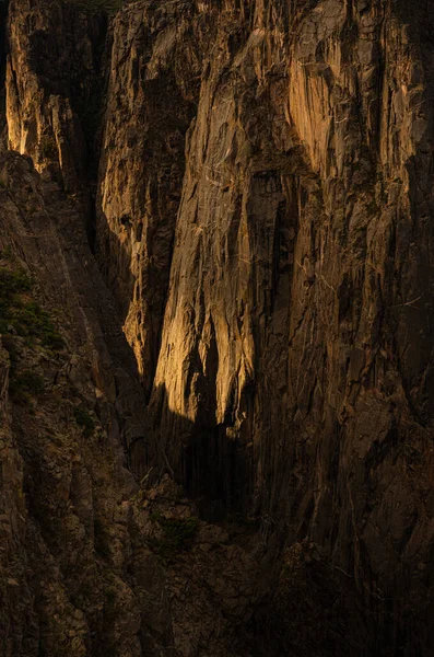 Colorado Duvarlarda Sabah Işığı Parlayan Derin Kanyon — Stok fotoğraf