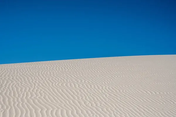 Pół Pół Wydmy Błękitne Niebo Parku Narodowym White Sands — Zdjęcie stockowe