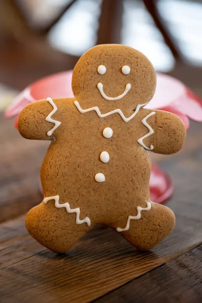 Simplesmente Decorado Gingerbread Man Inclina Contra Suporte Bolo Vermelho Parte — Fotografia de Stock