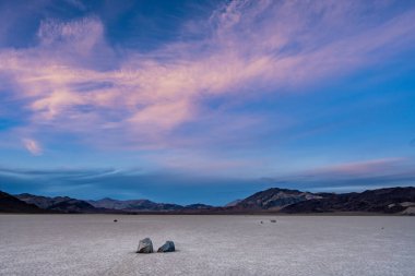 Gün batımında Racetrack Playa üzerinde Fısıldayan Bulutlar Kulesi