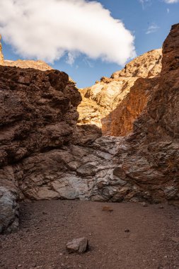Ölüm Vadisi Ulusal Parkı 'ndaki Doğal Köprü Yolu' nun sonunda kurak bir düşüş var.