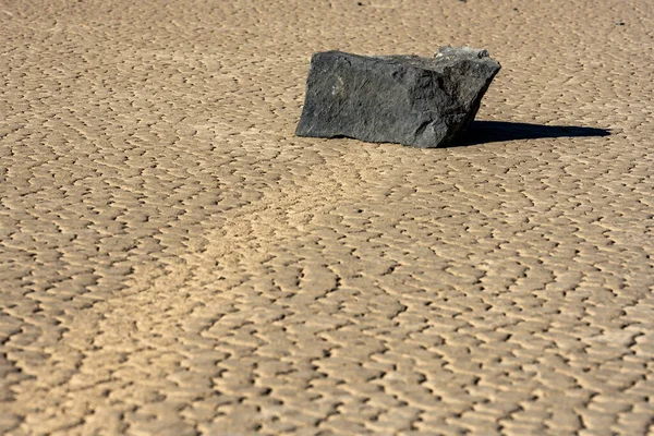Gran Bloque Piedra Sienta Final Camino Través Del Barro Playa — Foto de Stock