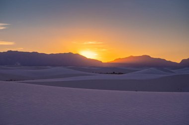 San Andres Dağlarının Arkasında Güneş Batıyor Ulusal Park 'ta Beyaz Kum Kumulları Üzerine Mor Ton Döküyor