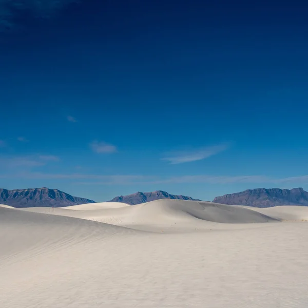 Dunas Suaves Montanhas Irregulares Abaixo Céu Azul Profundo Deserto Novo — Fotografia de Stock