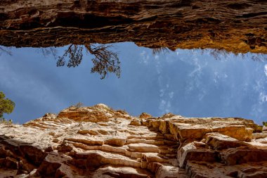 Guadalupe Dağları Ulusal Parkı 'ndaki Şeytanlar Salonu' nun Üzerinde Açık Mavi Gökyüzü