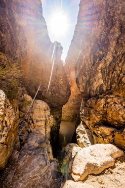 Yukarı Burro Mesa 'da Parlak Güneş Patlaması Big Bend' e dökülüyor