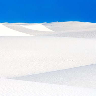 Criss, New Mexico 'da Mavi Gök ile Beyaz Kumulları Geçiyor