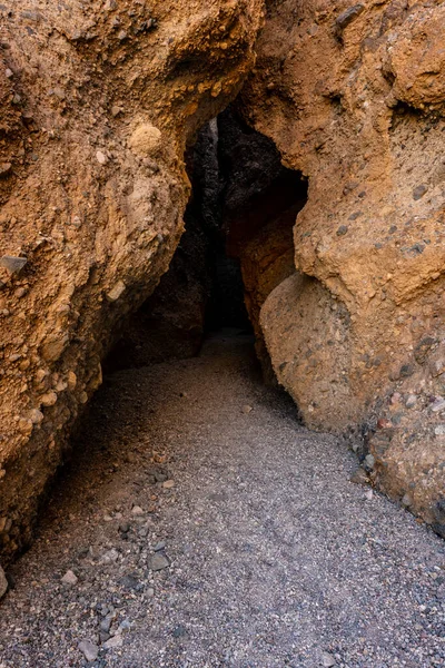Sentier Gravier Sol Mène Dans Les Fentes Canyon Dans Vallée — Photo
