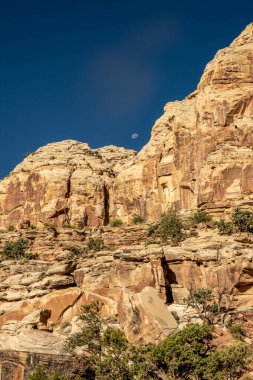 Ay, Capitol Resifi Ulusal Parkı 'nda Kum Taşı Tepesi' ne Batıyor