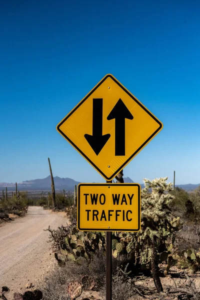 砂太郎国立公園の砂漠の未舗装道路沿いの二つの道標識 — ストック写真