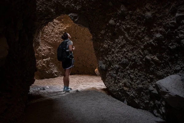 Mujer Encuentra Caverna Sidewinder Canyon Parque Nacional Death Valley — Foto de Stock
