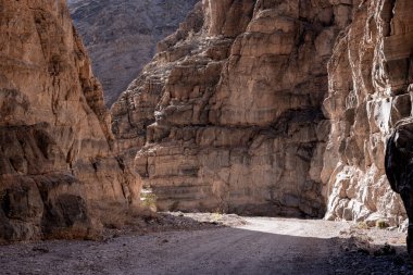 Parlak Işık Ölüm Vadisi 'ndeki Titus Kanyonu' nun duvarına çarptı.