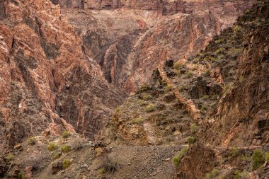 Nehrin yukarısındaki uçurumlar Büyük Kanyon 'un dibindeki Parlak Melek patikası boyunca uzanır.