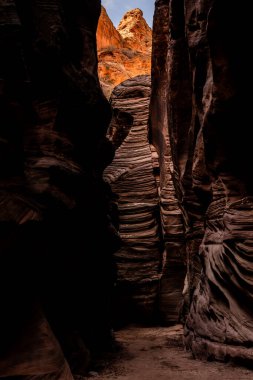 Derin Kanyon Duvarları Parlak Turuncu Kayalar Gökyüzünden Parlarken Karanlık Gölgeler