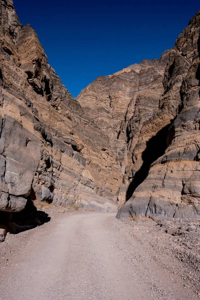 Dirt Road Atraviesa Las Altas Paredes Del Cañón Titus Death — Foto de Stock