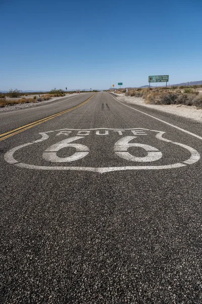 Kaliforniya Çölünün Ortasındaki Yolda Numaralı Yolun Alçak Açısı — Stok fotoğraf