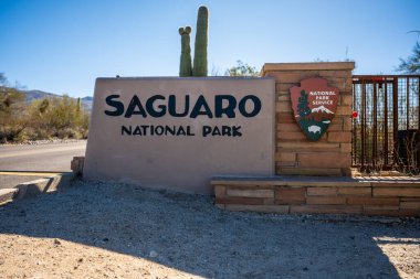 Tucson, ABD: 5 Şubat 2021: Saguaro Ulusal Parkı Giriş Kapısı Doğu Park Bölgesi