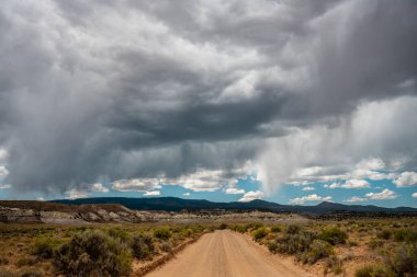 Fırtına Bulutları Başkent Resifi Ulusal Parkı 'nda Utah Çölü' nden geçiyor.