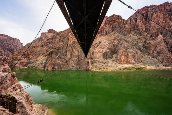 Lento Colorado Passando Sob Ponte Negra Fundo Grand Canyon — Fotografia de Stock