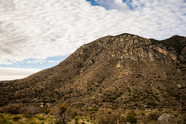 Camino Guadalupe Peak Corta Otro Lado Colina Hasta Cumbre Más — Foto de Stock