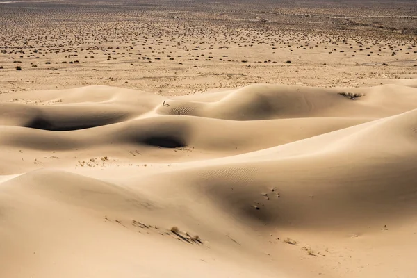 Dva Pěší Turisté Šplhají Panamint Dunes Divočině Death Valley — Stock fotografie
