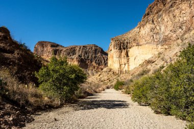 Yukarı Burro Mesa Pouroff 'u Büyük Virajda Bırakan Geniş Kum Yolu
