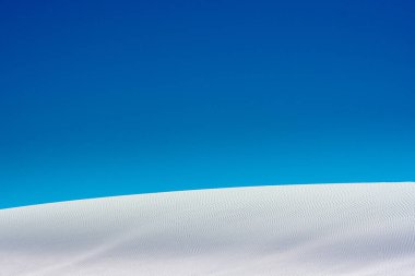 Mavi Gök, Ulusal Park 'taki Dalgalanan Beyaz Kum Tepelerine Hükmediyor