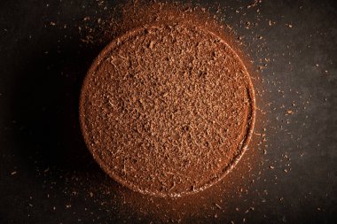 Büyük Tiramisu 'nun üzerindeki çikolata parçacıkları.