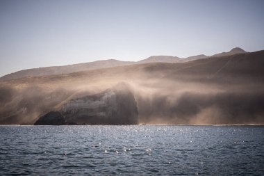 Kanal Adaları 'ndaki Santa Cruz Adası' nın yamaçlarından Şiddetli Sisler Dökülüyor